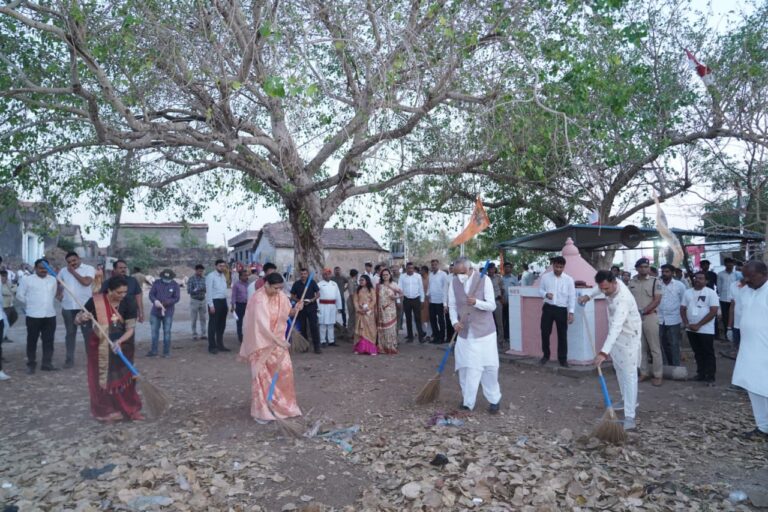 खांभा के त्राकुड़ा गांव पहुंचे राज्यपाल आचार्य देवव्रत, स्वच्छता और वृक्षारोपण का संदेश