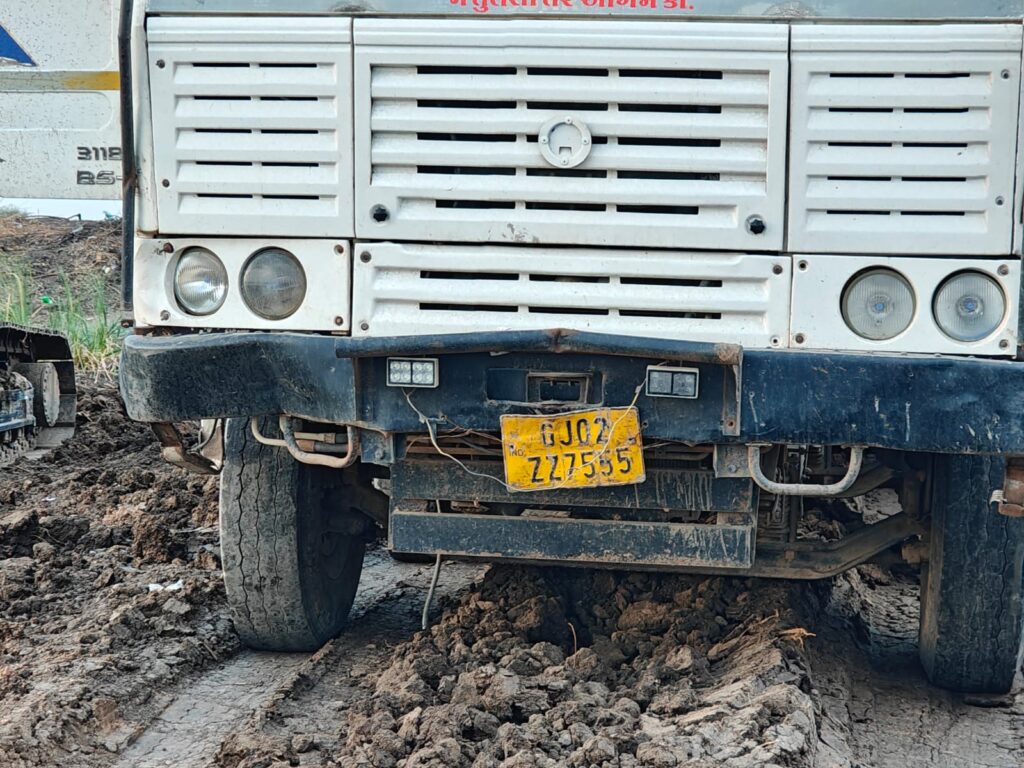 आकरू गांव में अवैध मिट्टी खनन से विवाद