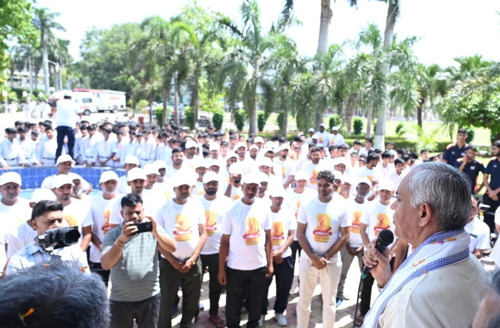 राज्यपाल आचार्य देवव्रत ने साइकिल चलाकर दिया ईंधन बचत और स्वदेशी अपनाने का संदेश