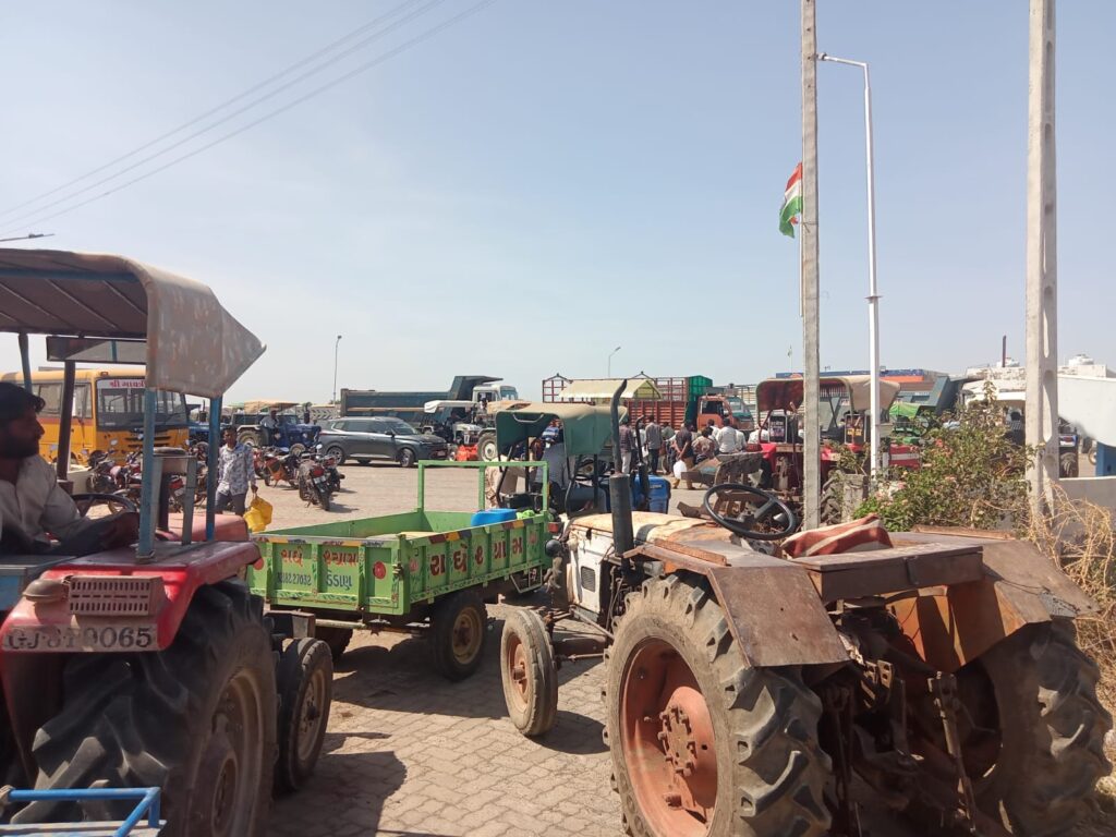 वीजपडी पेट्रोल पंप पर डीजल के लिए लंबी कतारें, किसान परेशान
