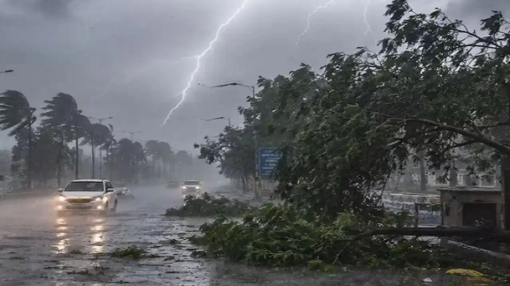 UP Weather Alert: 69 जिलों में बारिश-तूफान