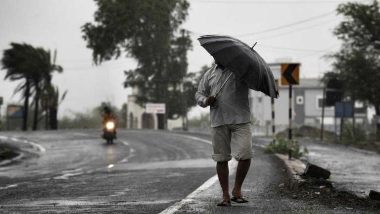 गुजरात में बेमौसम बारिश का कहर, आम व फसलों को भारी नुकसान