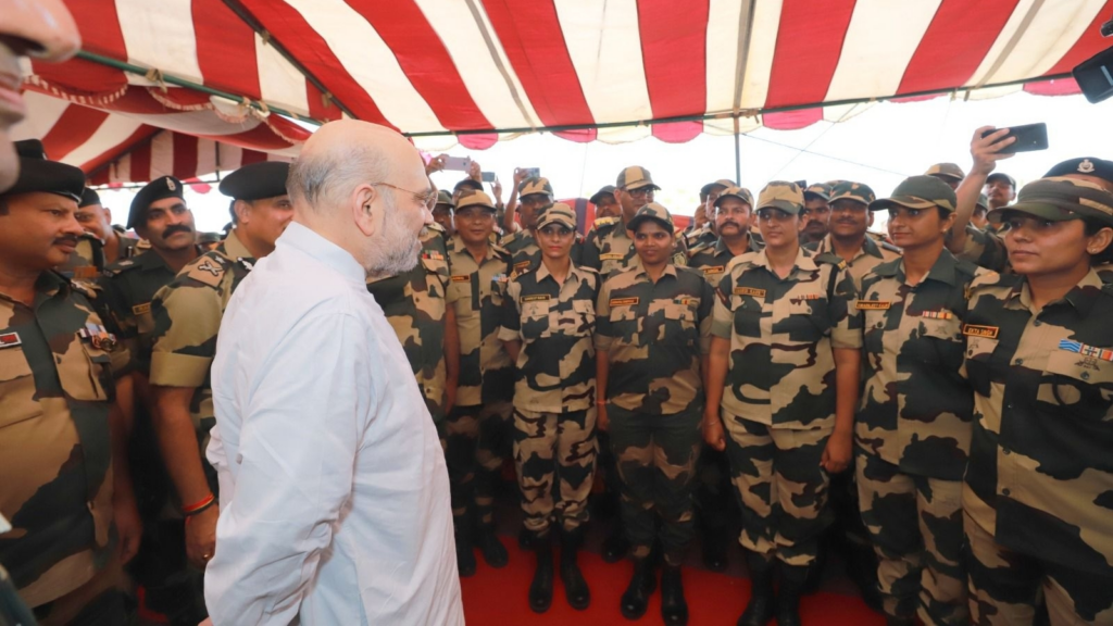 कच्छ के संवेदनशील हरामीनाला पहुंचे अमित शाह, भारत-पाक सीमा सुरक्षा का लिया जायजा