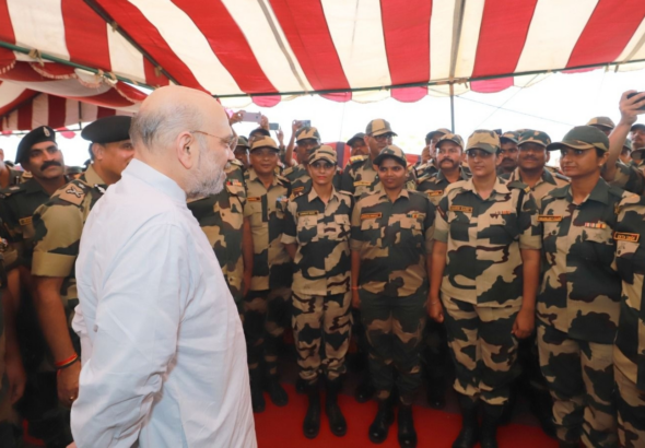 कच्छ के संवेदनशील हरामीनाला पहुंचे अमित शाह, भारत-पाक सीमा सुरक्षा का लिया जायजा