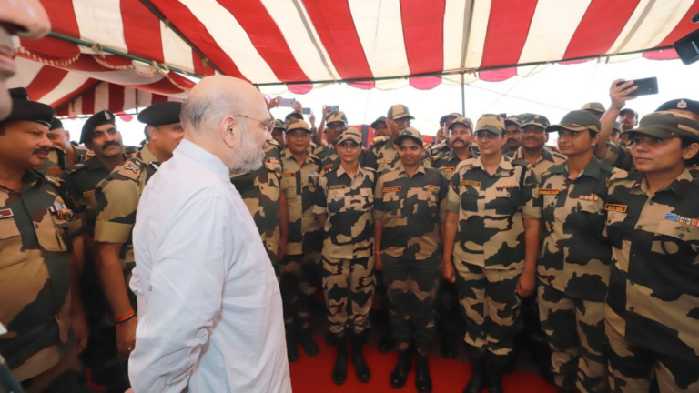 कच्छ के संवेदनशील हरामीनाला पहुंचे अमित शाह, भारत-पाक सीमा सुरक्षा का लिया जायजा