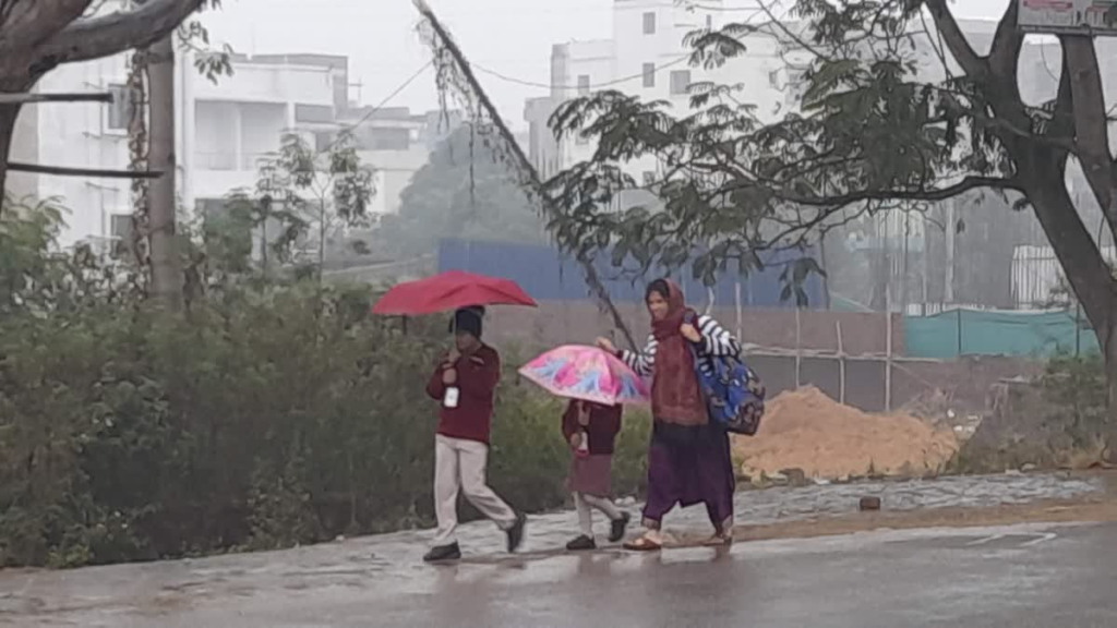 अमरेली में मौसम ने बदला मिजाज, राजुला पंथक में गरज-चमक के साथ हुई बारिश