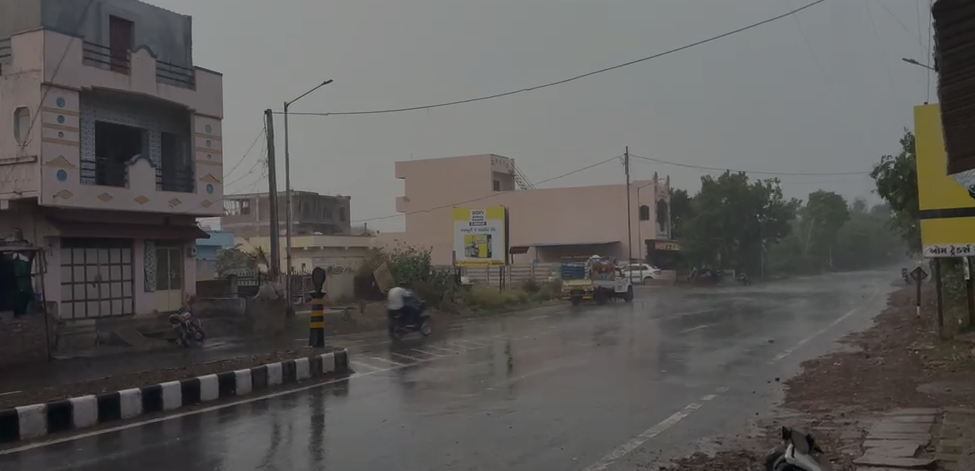 महीसागर जिले में तेज हवाओं के साथ बारिश की शुरुआत, गर्मी से मिली राहत